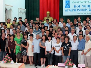 Chờ gió cho văn trẻ